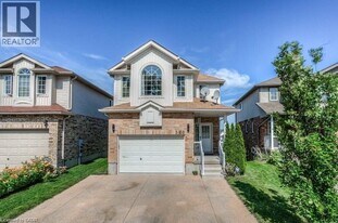 580 Activa Ave in Kitchener, ON - Building Photo