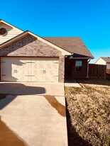 907 Dart Ct in Granbury, TX - Building Photo