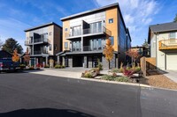 20 NW McCann Ave in Bend, OR - Foto de edificio - Building Photo