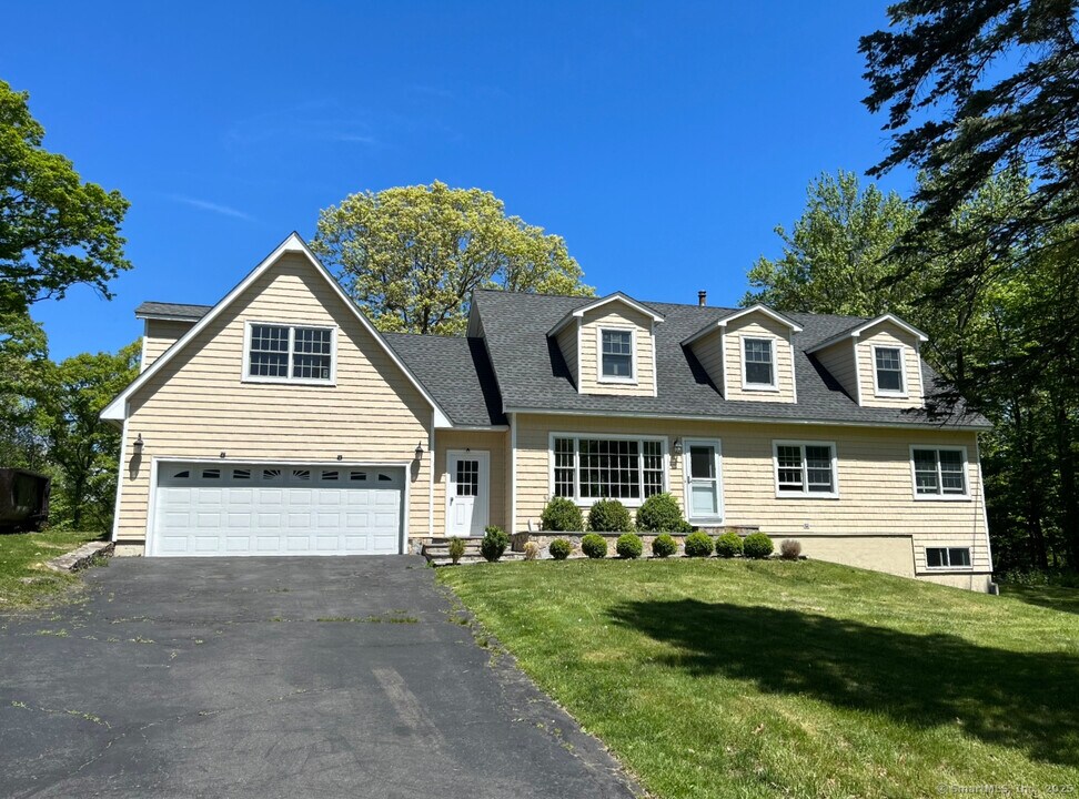 16 Topcrest Ln in Ridgefield, CT - Building Photo