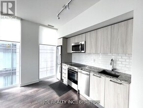 28 Wellesley St E in Toronto, ON - Building Photo - Building Photo