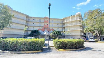 8290 Lake Dr in Doral, FL - Building Photo