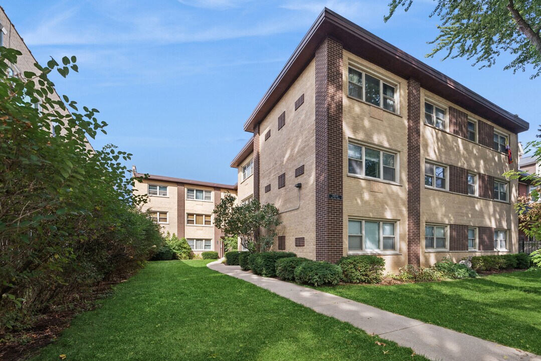 1540 W Chase Ave in Chicago, IL - Building Photo
