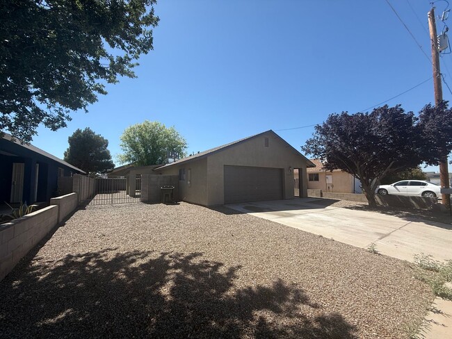 3665 N Kenneth Rd in Kingman, AZ - Building Photo - Building Photo