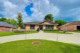 9820 W Shore Dr in Willis, TX - Building Photo - Building Photo
