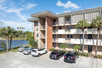 Lauderdale Oaks in Lauderdale Lakes, FL - Building Photo - Building Photo