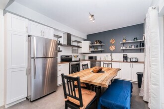 4006 Rue Hochelaga in Montréal, QC - Building Photo - Building Photo