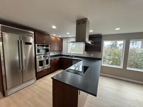 6015 Lakeview Dr in Kirkland, WA - Building Photo - Building Photo