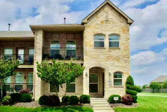 property at 1404 Arapaho Dr