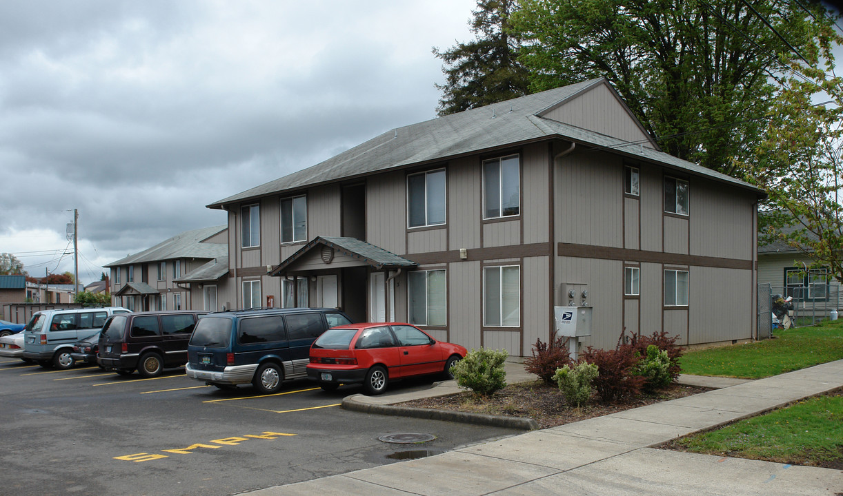 123-125 E Elmore St in Lebanon, OR - Building Photo