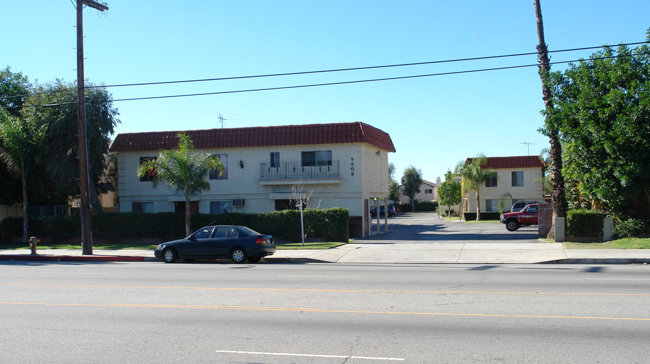 9305 Woodman Ave in Arleta, CA - Building Photo