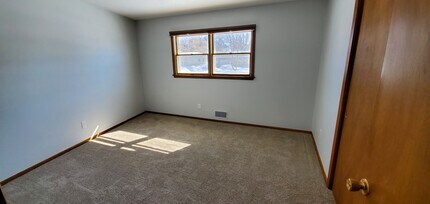 2512 N 4th St in Bismarck, ND - Foto de edificio - Building Photo