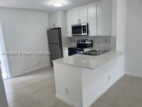 241 NW 40th St in Oakland Park, FL - Building Photo - Building Photo