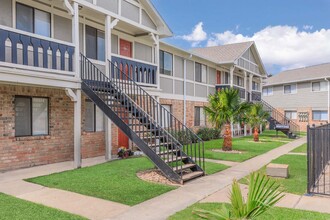 Castlewood Apartments in Clute, TX - Building Photo - Building Photo