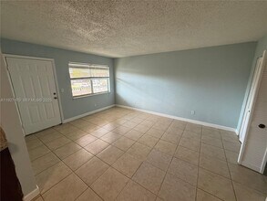 400 NW 65th Ave in Margate, FL - Building Photo - Building Photo