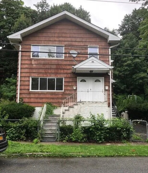 48 Touissant Ave in Yonkers, NY - Building Photo