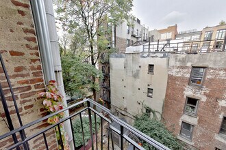 279 E 10th St in New York, NY - Building Photo - Building Photo