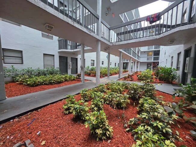 1880 N Congress Ave in West Palm Beach, FL - Foto de edificio - Building Photo