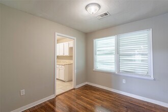 124 N Washington St in Texas City, TX - Building Photo - Building Photo