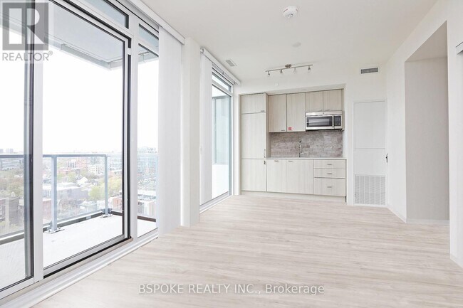 property at 27-15127 Bathurst St