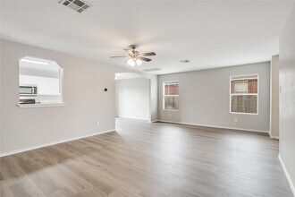 202 Woodley Rd in Leander, TX - Foto de edificio - Building Photo