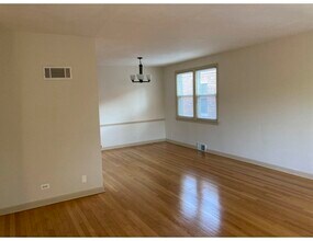 2851 W Berwyn Ave, Unit 2nd Floor in Chicago, IL - Building Photo - Building Photo