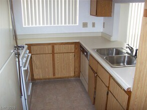 7262 Girard Dr in Las Vegas, NV - Building Photo - Building Photo