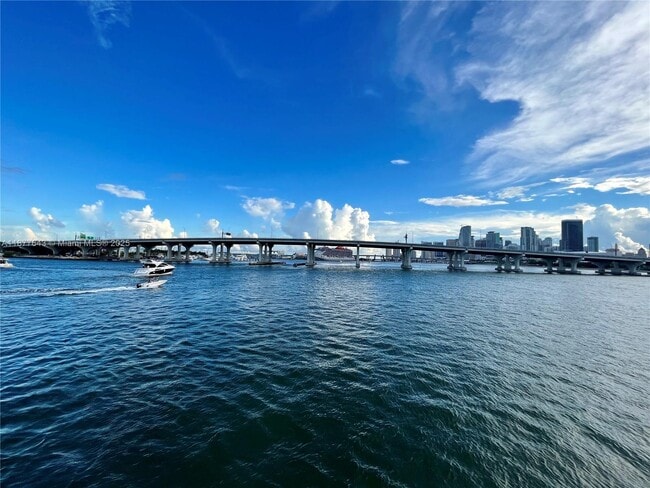 555 NE 15th St in Miami, FL - Foto de edificio - Building Photo