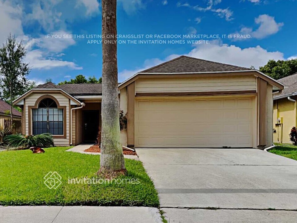 1043 Burnett St in Oviedo, FL - Building Photo