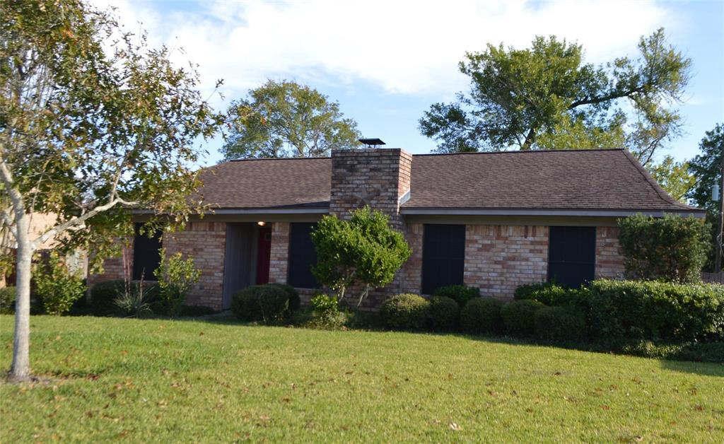 303 Lotus St in Lake Jackson, TX - Building Photo