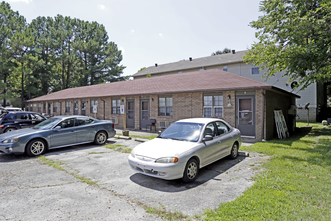 Suzanne Plaza in Fayetteville, AR - Foto de edificio