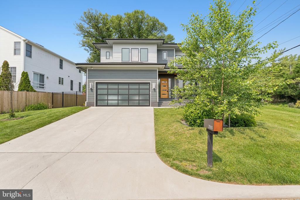 2500 Fowler St in Falls Church, VA - Building Photo