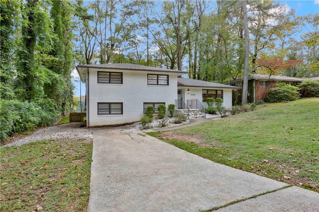 1344 Midlawn Dr in Decatur, GA - Building Photo