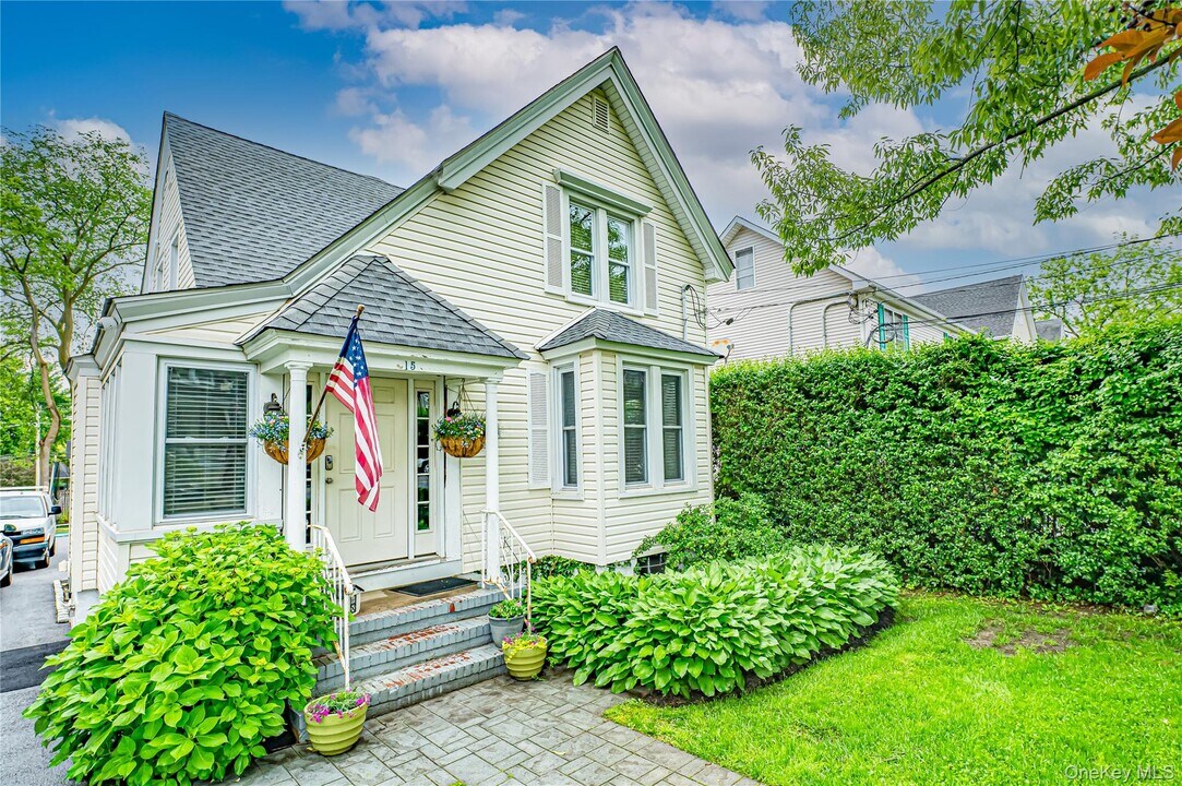 15 Fairview St in Huntington, NY - Building Photo