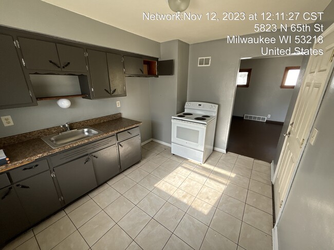 5827 N 65th St in Milwaukee, WI - Foto de edificio - Building Photo