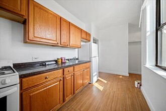 620 W Roscoe St, Unit T1 in Chicago, IL - Building Photo - Building Photo