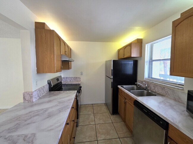2050 N Congress Ave in West Palm Beach, FL - Building Photo - Building Photo
