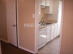 1402 Darr St in Irving, TX - Foto de edificio - Building Photo