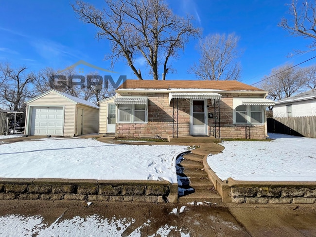 property at 207 S Ford St
