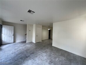 5586 Lago Ct in Las Vegas, NV - Building Photo - Building Photo