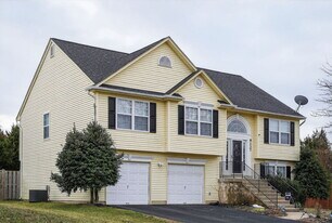 9137 Granite Ct in Waldorf, MD - Building Photo