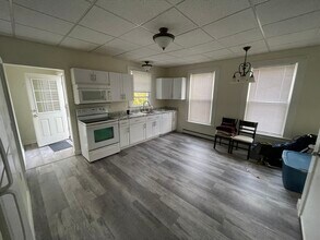 91 6th St, Unit Unit-2 in Dover, NH - Foto de edificio - Building Photo