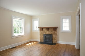 603 Mayflower Dr in Greensboro, NC - Foto de edificio - Building Photo