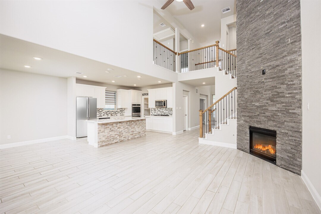 1942 Mustang Blf Ln in Katy, TX - Building Photo