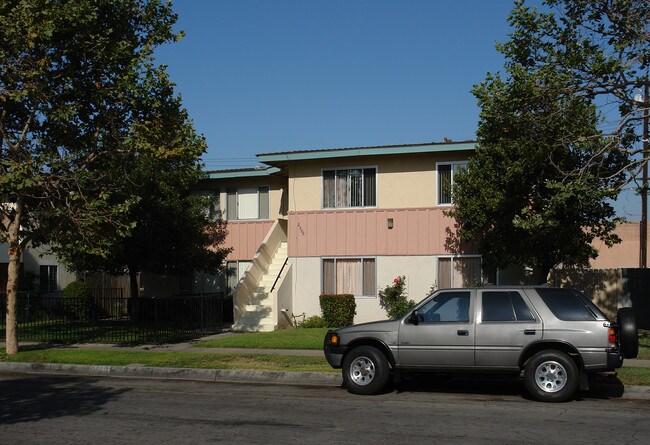 2506 S Baker St in Santa Ana, CA - Building Photo - Building Photo