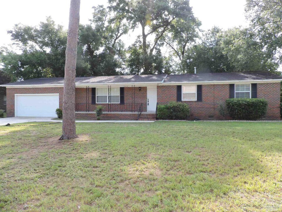 8220 Excelsior Dr in Pensacola, FL - Building Photo