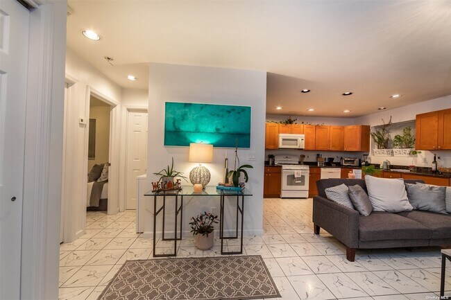 680 W Beech St-Unit -B in Long Beach, NY - Building Photo - Building Photo