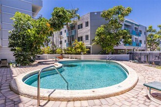 3527 NE 168th St in North Miami Beach, FL - Building Photo - Building Photo