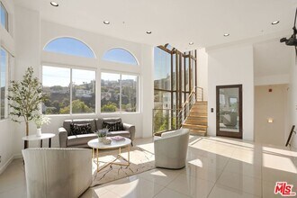 8435 Franklin Ave in Los Angeles, CA - Foto de edificio - Building Photo