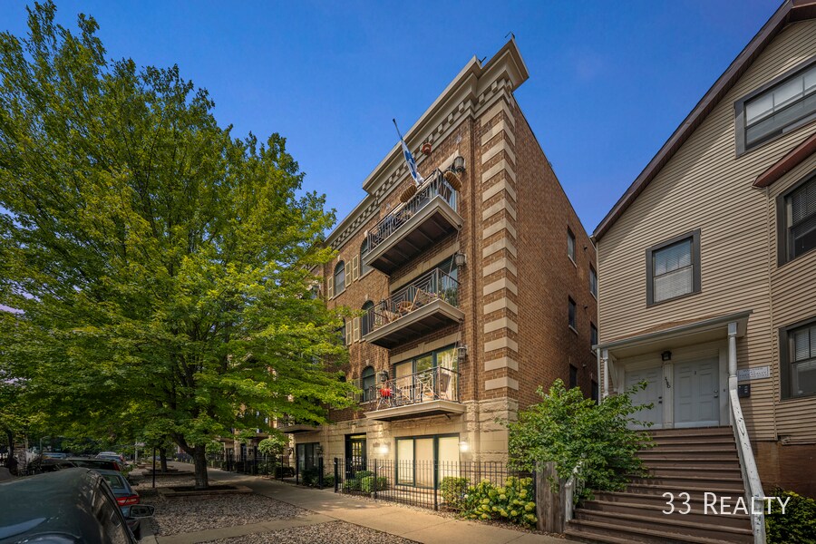1144 W Roscoe St in Chicago, IL - Building Photo
